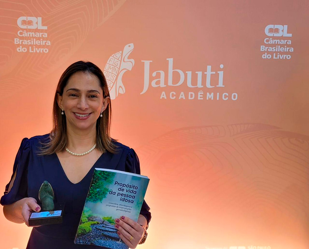 Professora Cristina Ribeiro conquista premio Jabuti acadêmico