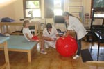 Acadêmicos do Curso de Fisioterapia realizando atendimentos na Clínica de Fisioterapia