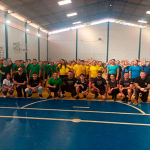 Acad&ecirc;micos de Educa&ccedil;&atilde;o F&iacute;sica e o professor Alex, participam de atividades no Col&eacute;gio da Pol&iacute;cia Militar